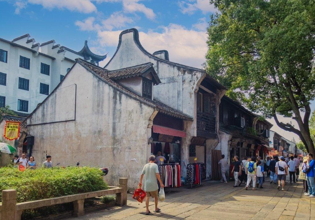半年内，发生近万次交易，金额达到三百余万